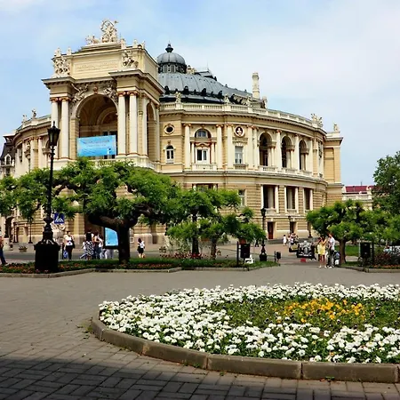 Perfect Near To Train Station And Of Center *