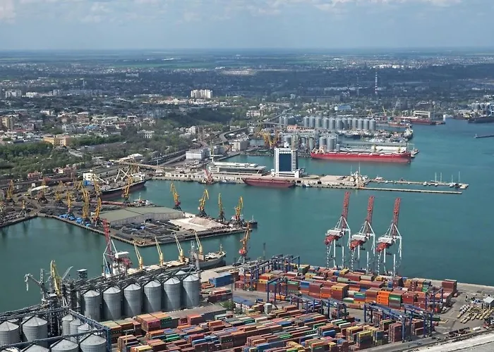 Perfect Near To Train Station And Of Center *