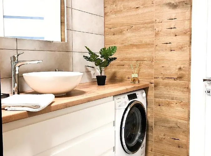 Perfect Near To Train Station And Of Center *